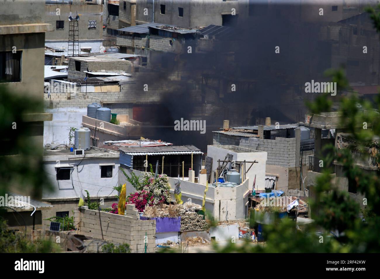 (230731) -- SIDON, 31 juillet 2023 (Xinhua) -- la fumée monte au-dessus du camp d'Ain Al-Helweh au Sud-Liban, 31 juillet 2023. Les affrontements armés entre des membres du mouvement palestinien Fatah et des militants islamistes dans le sud du Liban se sont intensifiés lundi, portant le nombre de morts à 11 et le nombre total de blessés à 37, Le site d'information Elnashra a rapporté que plusieurs affrontements armés ont éclaté dans le camp d'Ain Al-Helweh entre des membres du Fatah et des militants islamistes depuis tôt dimanche matin, conduisant au meurtre d'Abou Ashraf al-Armoushi, un officier militaire du Fatah, trois de ses gardes du corps et plusieurs civils Banque D'Images