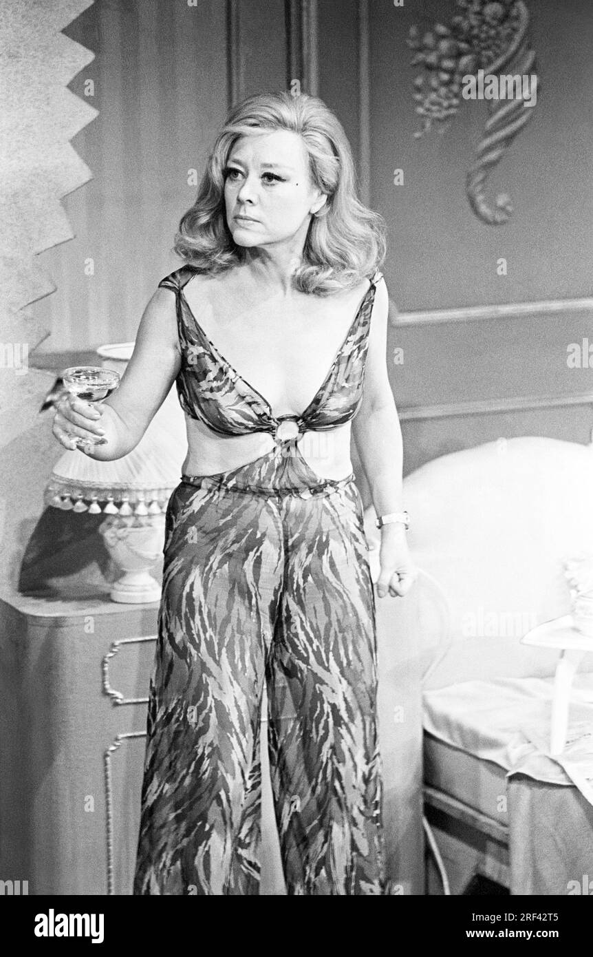 Glynis Johns dans VENEZ COMME VOUS ÊTES! Par John Mortimer au New Theatre, Londres WC2 27/01/1970 décor : Alan Tagg costumes : Beatrice Dawson éclairage : Joe Davis réalisateur : Allan Davis Banque D'Images