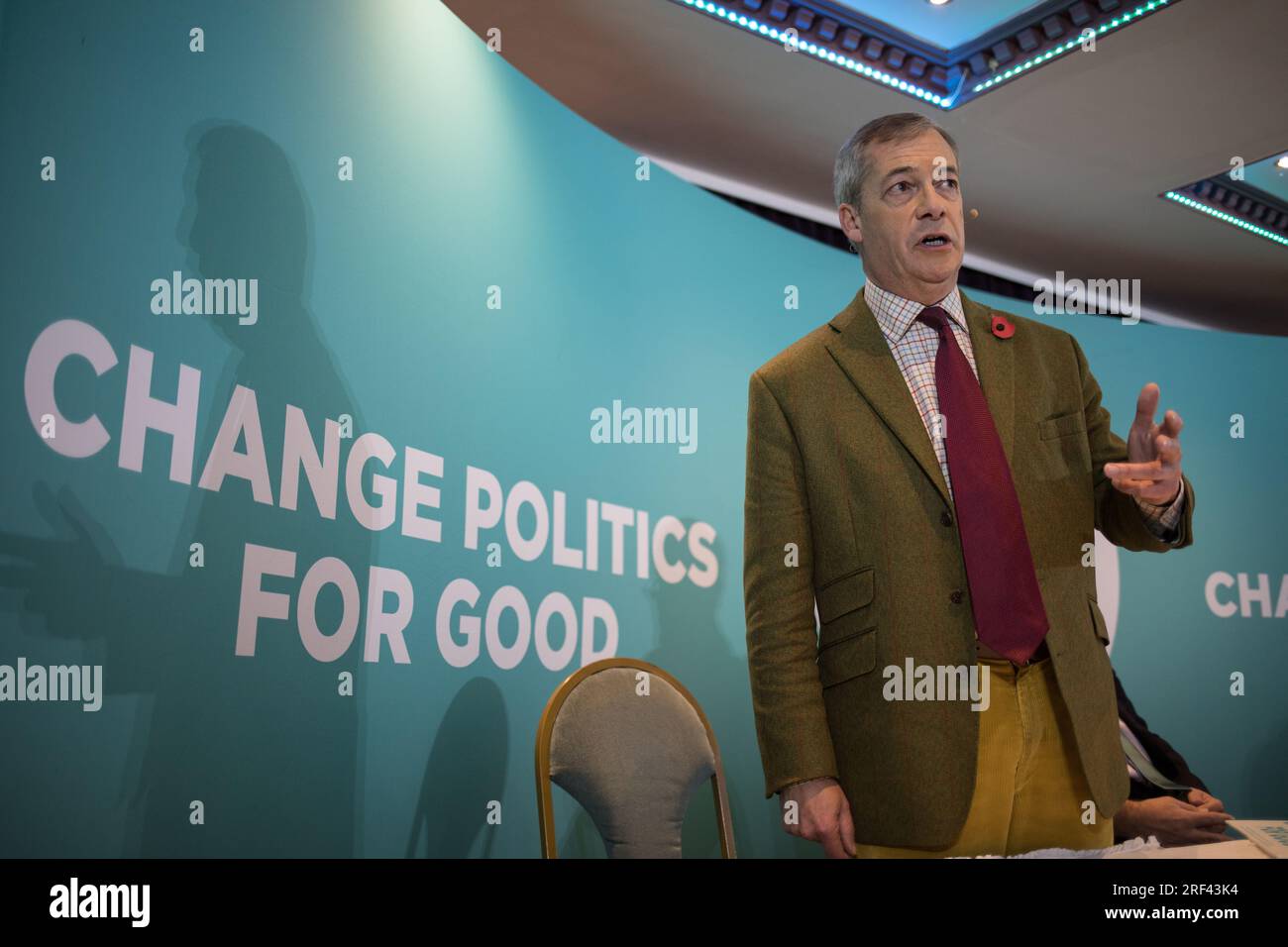 Nigel Farage, député européen et chef du parti Brexit, lors des prochaines élections législatives, lors d'un rassemblement du parti, qui s'est tenu à Workington, en Angleterre, le 6 novembre 2019. Banque D'Images