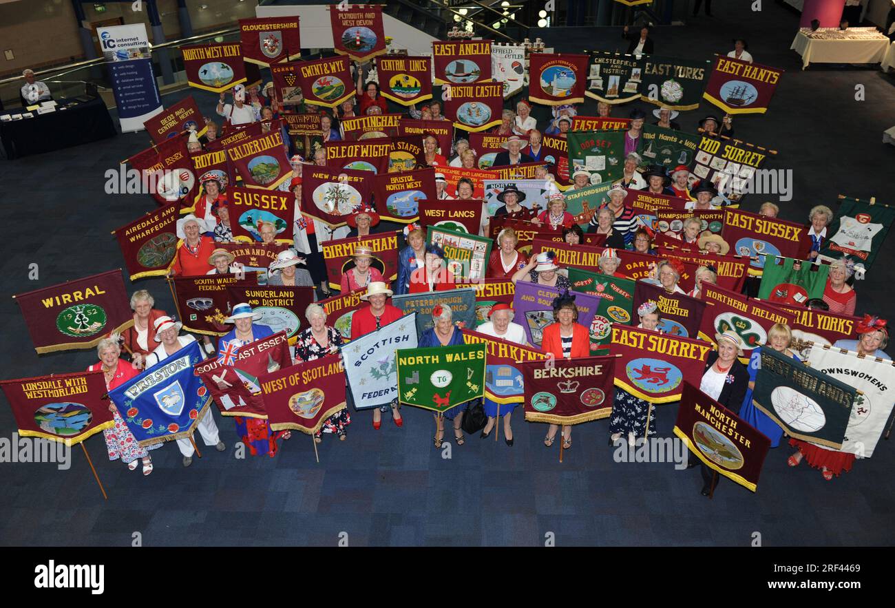 Les membres de la Townswomen's Guild se préparent pour le défilé de bannières lors de leur conférence annuelle 2012 Banque D'Images