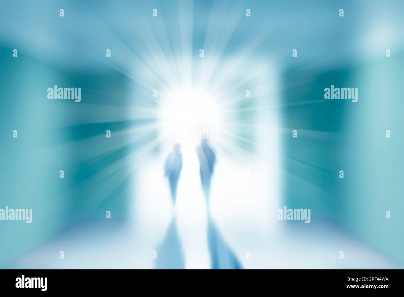 Silhouettes de personnes marchant dans un couloir. Lumière au bout du tunnel, concept de guérison. Des gens marchant dans l'inconnu Banque D'Images