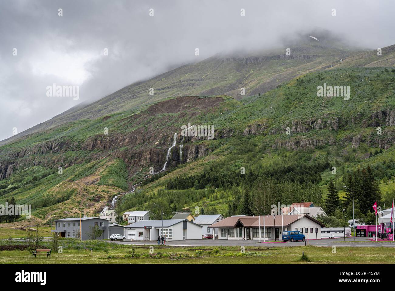 Cascades sur la rivière Budara, Seyðisfjörður Banque D'Images