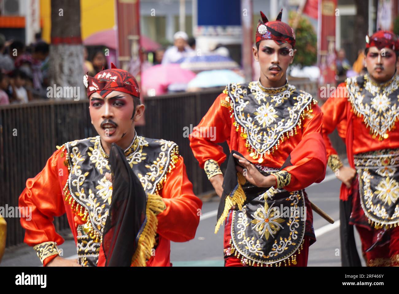 Remo gagrak anyar danse de Java oriental. Cette danse est une ...