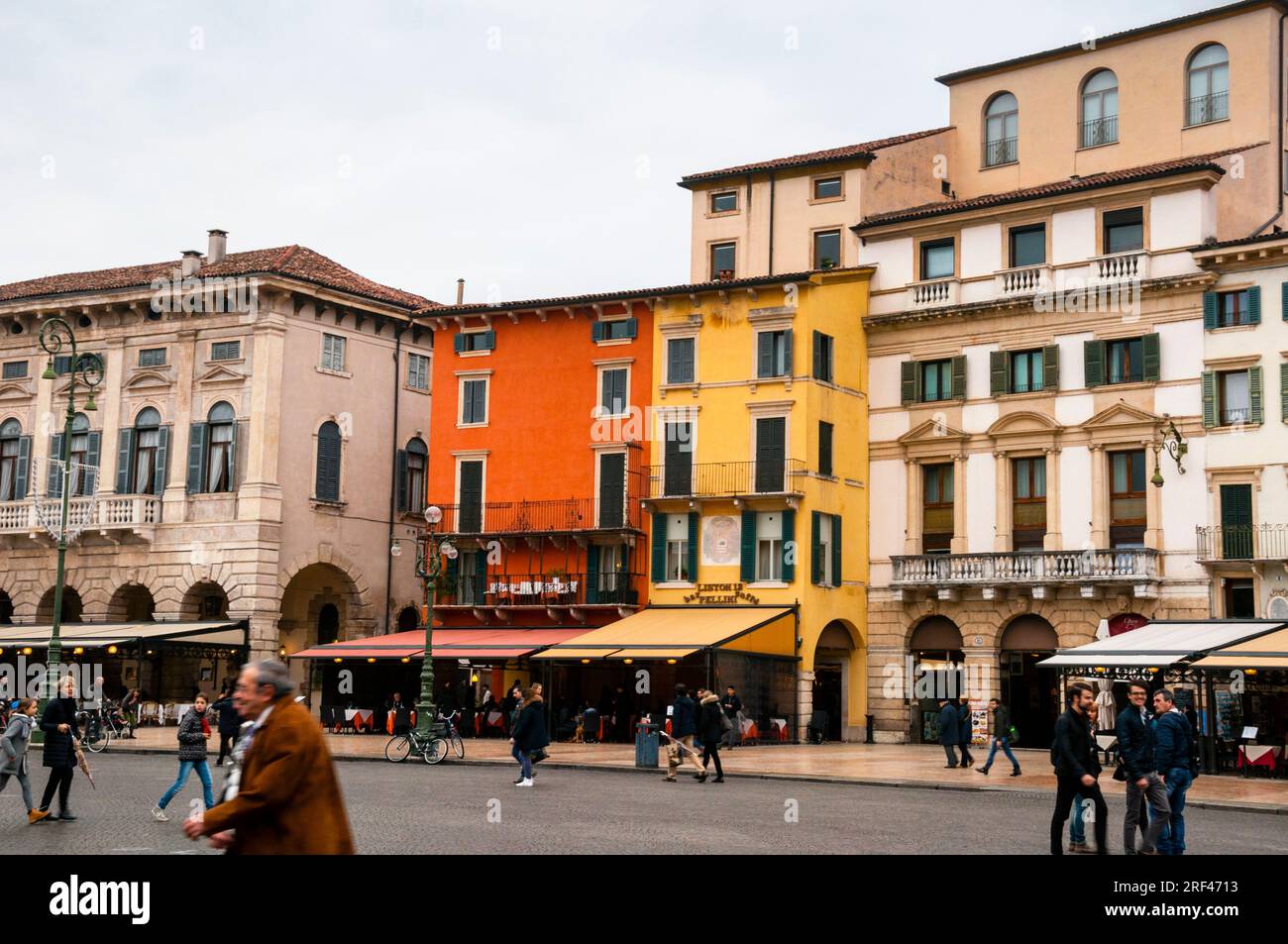 Architecture néoclassique colorée sur la Piazza Brà à Vérone, Italie Photo  Stock - Alamy