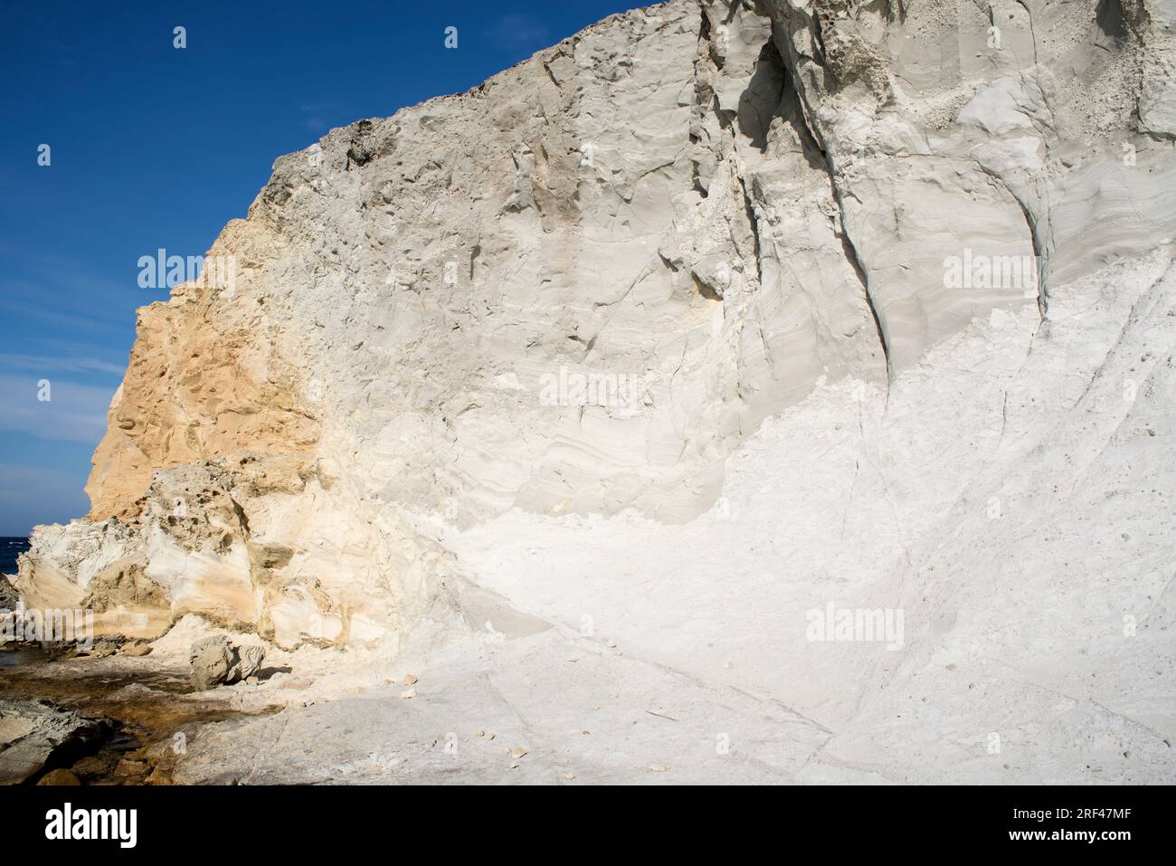 Ignimbrite (roche blanche) ; Morron de los Genoveses, Cabo de Gata, Almeria, Andalousie, Espagne. Ignimbrite est une roche volcanique formée par un dépôt de pyrocl Banque D'Images