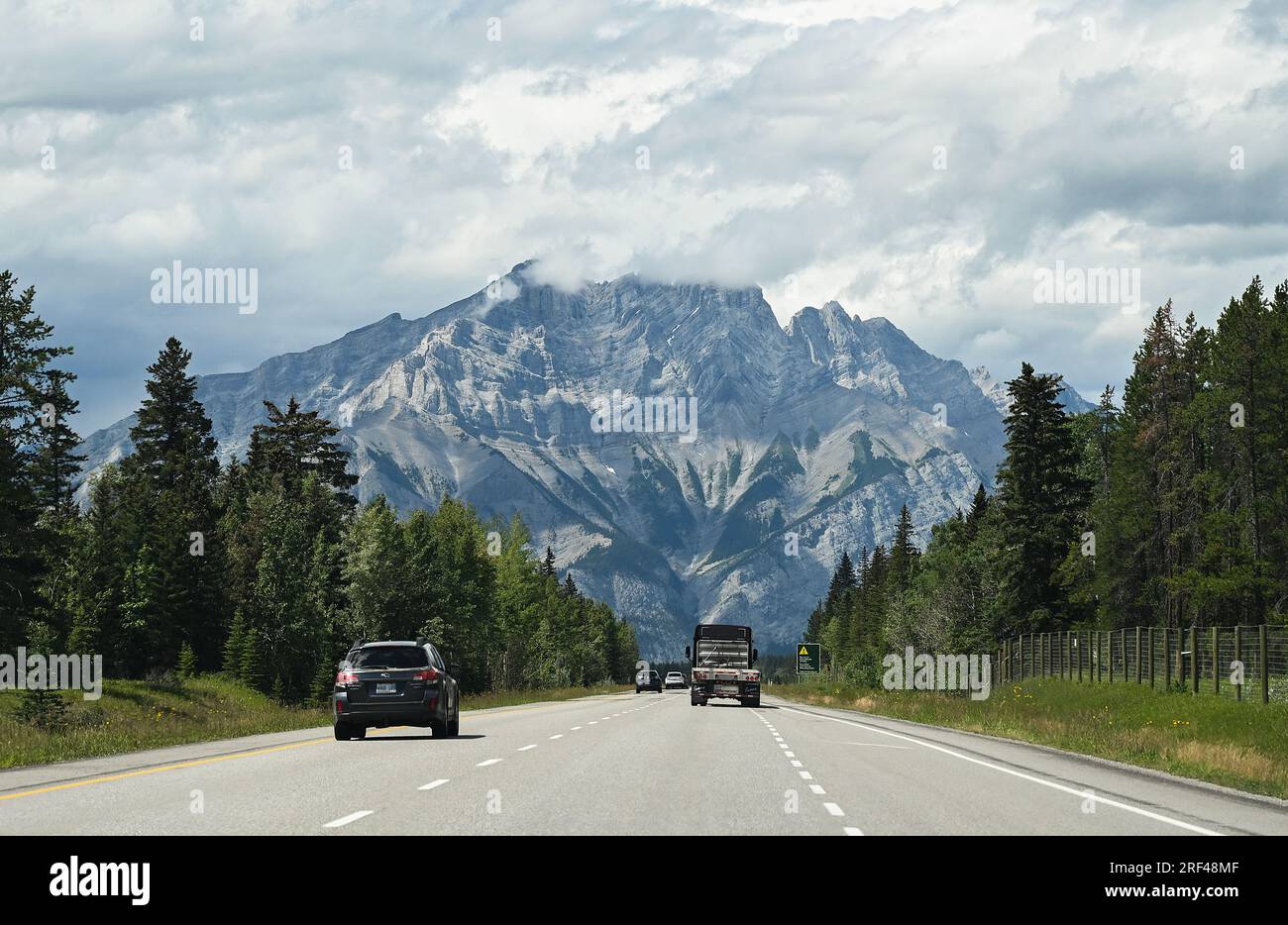 La route transcanadienne vers Banff, Alberta, Canada. Banque D'Images