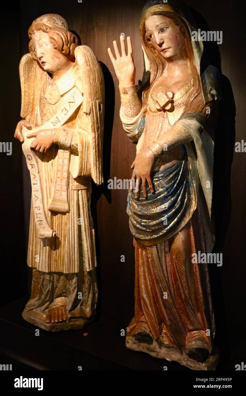 Sculpté et peint statues en bois d'un ange et Marie enceinte tenant son estomac Musée de la Cathédrale de Santiago Santiago de Compostelle Galice Espagne Banque D'Images