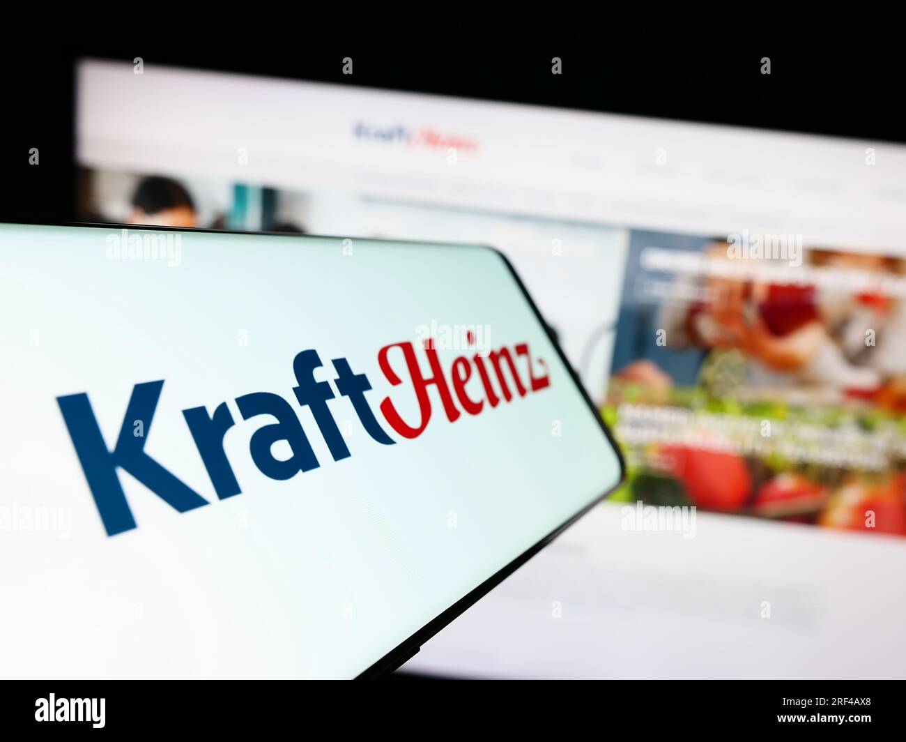 Smartphone avec le logo de l'entreprise américaine The Kraft Heinz Company (KHC) sur l'écran en face du site Web. Concentrez-vous sur le centre gauche de l'écran du téléphone. Banque D'Images