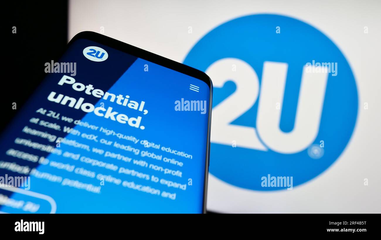 Téléphone mobile avec page Web de la société de technologie éducative américaine 2U Inc. Sur l'écran devant le logo de l'entreprise. Effectuez le focus sur le coin supérieur gauche de l'écran du téléphone. Banque D'Images