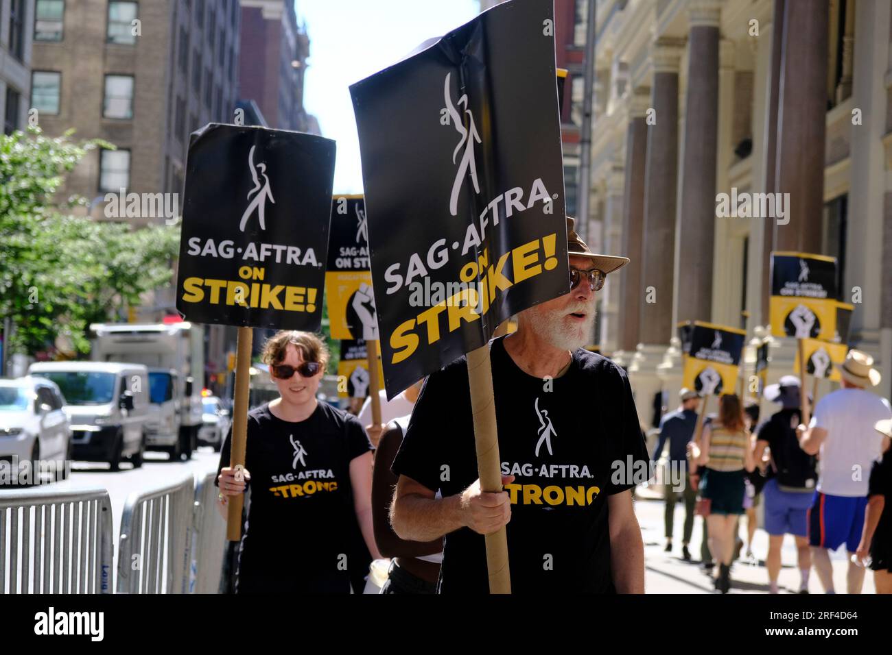 New York City, NY- 2023 juillet : manifestants à la Writers Guild of America piquetage au siège de Netflix le 31 juillet 2023 à New York. Crédit : Katie Godowski/MediaPunch Banque D'Images