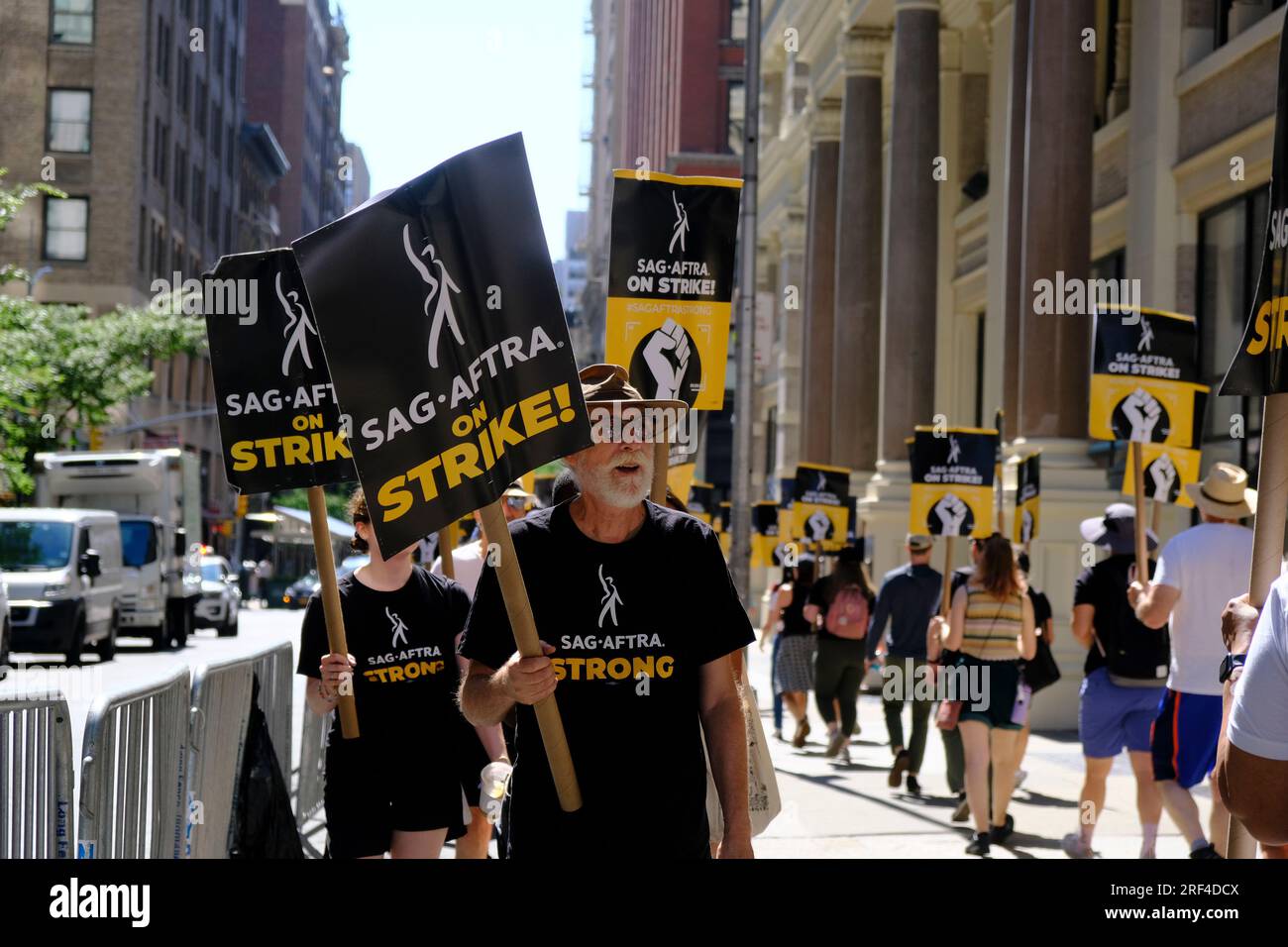 New York City, NY- 2023 juillet : manifestants à la Writers Guild of America piquetage au siège de Netflix le 31 juillet 2023 à New York. Crédit : Katie Godowski/MediaPunch Banque D'Images