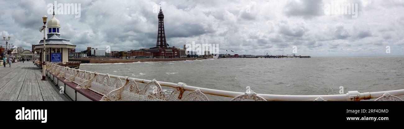 Vue sur la tour Blackpool depuis North Pier Banque D'Images