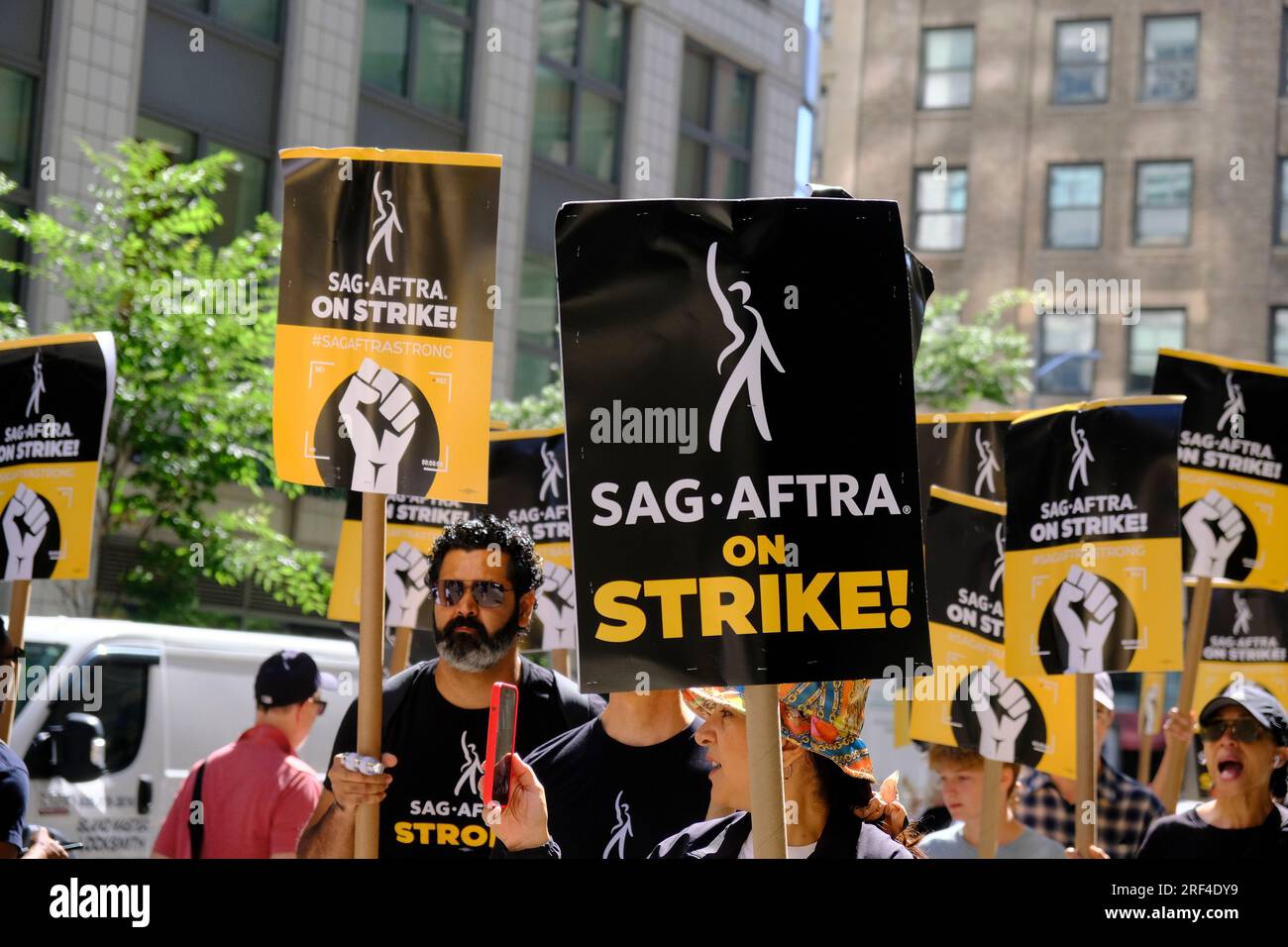 New York City, NY- 2023 juillet : manifestants à la Writers Guild of America piquetage au siège de Netflix le 31 juillet 2023 à New York. Crédit : Katie Godowski/MediaPunch Banque D'Images