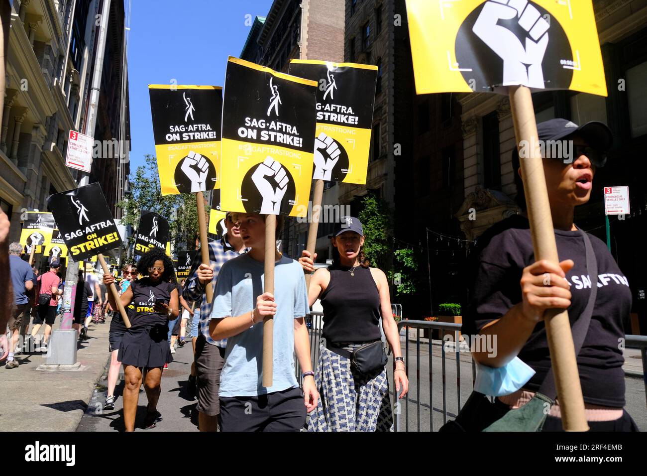 New York City, NY- 2023 juillet : manifestants à la Writers Guild of America piquetage au siège de Netflix le 31 juillet 2023 à New York. Crédit : Katie Godowski/MediaPunch Banque D'Images