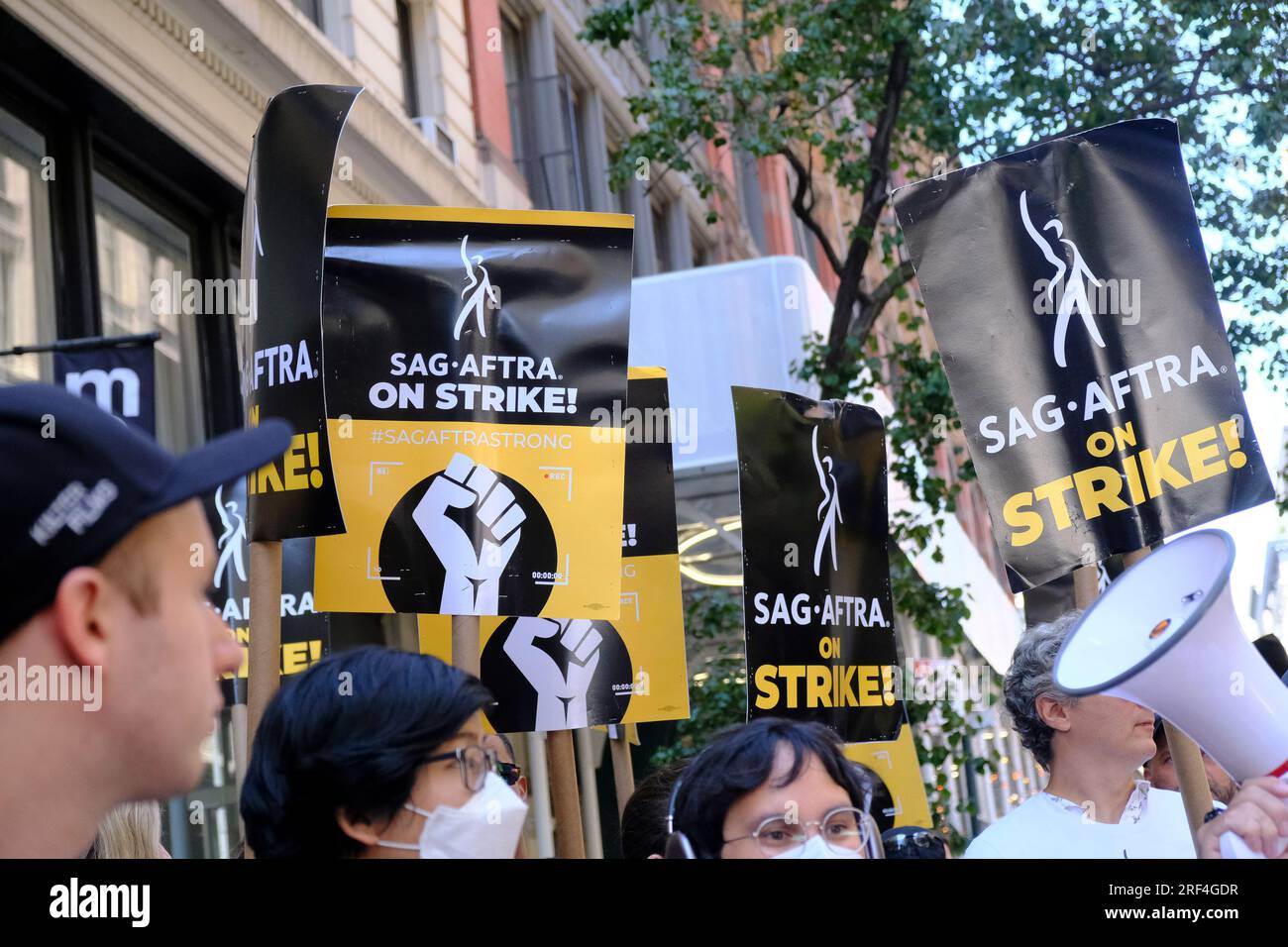 New York City, NY- 2023 juillet : manifestants à la Writers Guild of America piquetage au siège de Netflix le 31 juillet 2023 à New York. Crédit : Katie Godowski/MediaPunch Banque D'Images