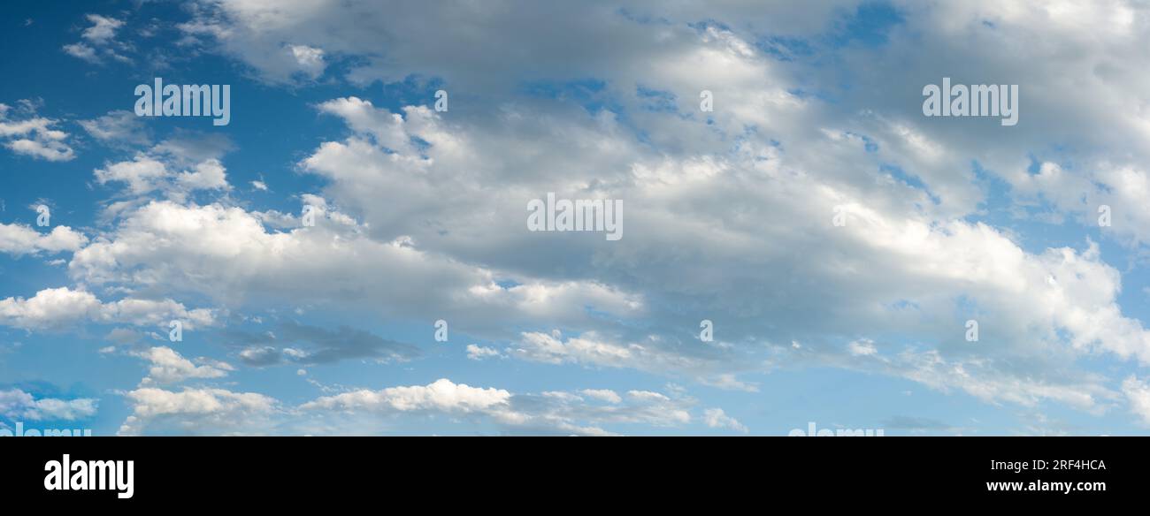 Nuages Stratocumulus passant au-dessus du Midwest des États-Unis un après-midi d'été. Banque D'Images