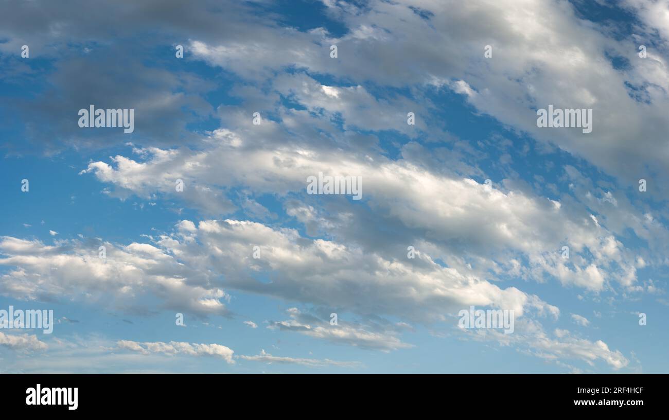 Nuages Stratocumulus passant au-dessus du Midwest des États-Unis un après-midi d'été. Banque D'Images