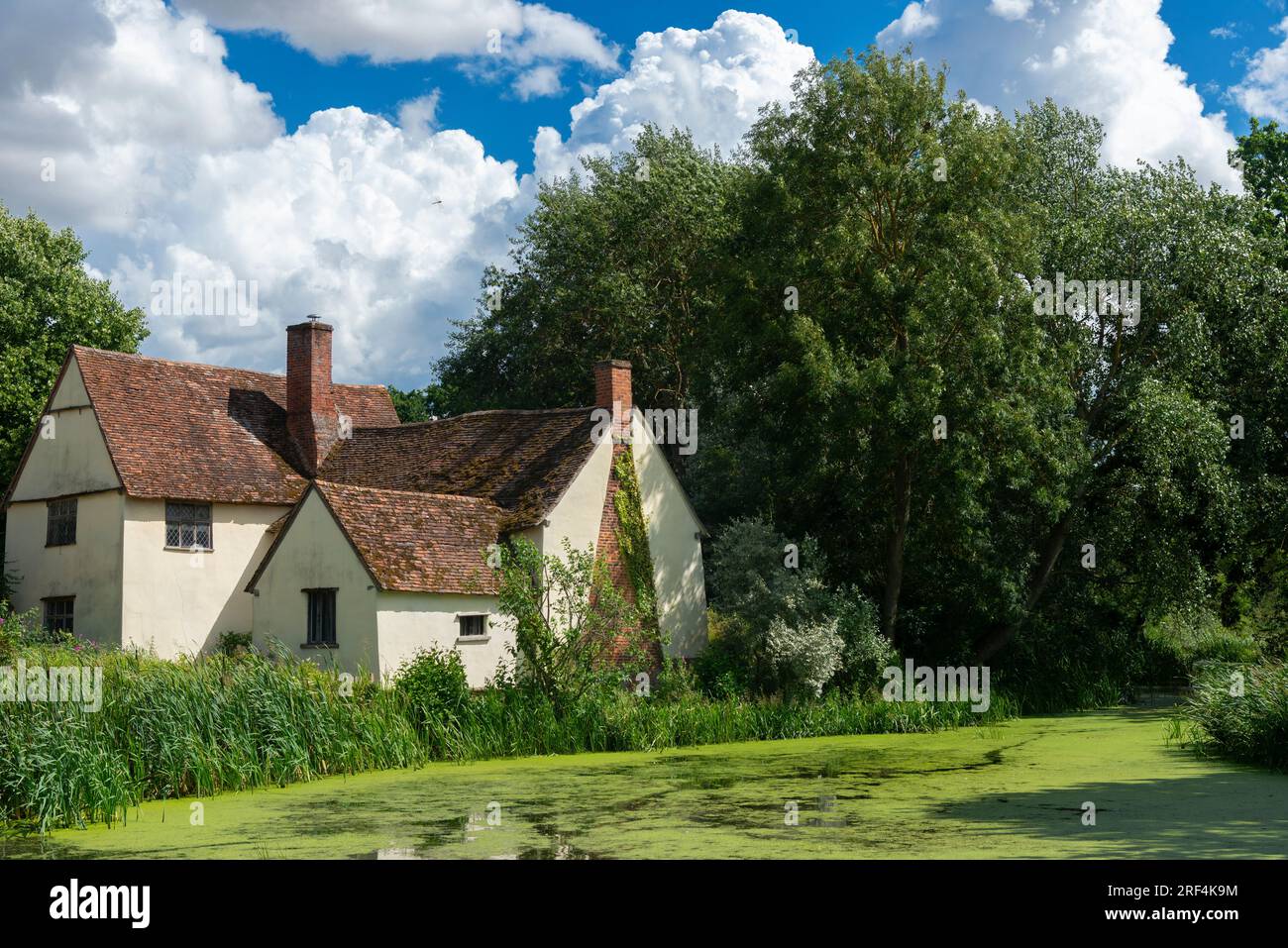 Le même chalet que sur la photo dans le célèbre tableau de John Constable 'The Hay Wain' (peint en 1821) et près de Flatford Mill dans le Suffolk, en Angleterre Banque D'Images