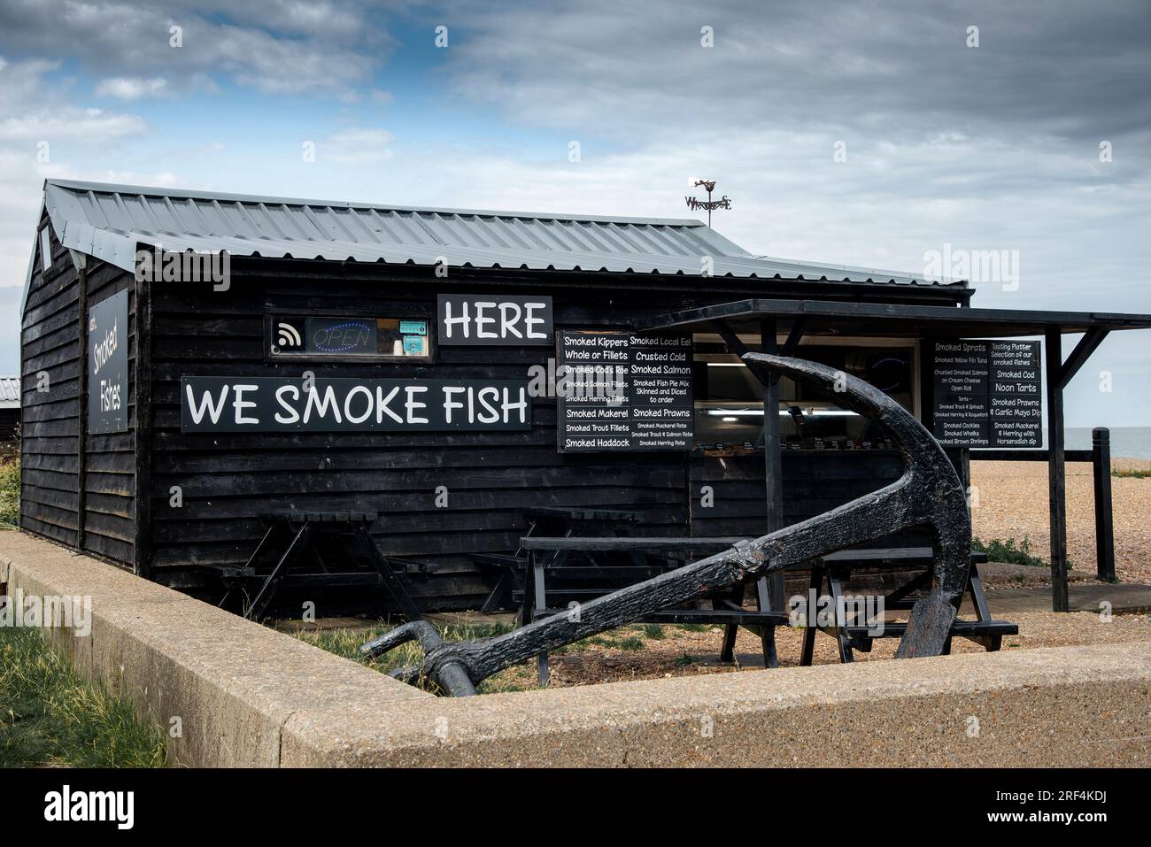 Fumoir de poisson traditionnel sur la plage de galets dans la ville balnéaire touristique d'Aldeburgh sur la côte du Suffolk, Angleterre, Royaume-Uni Banque D'Images