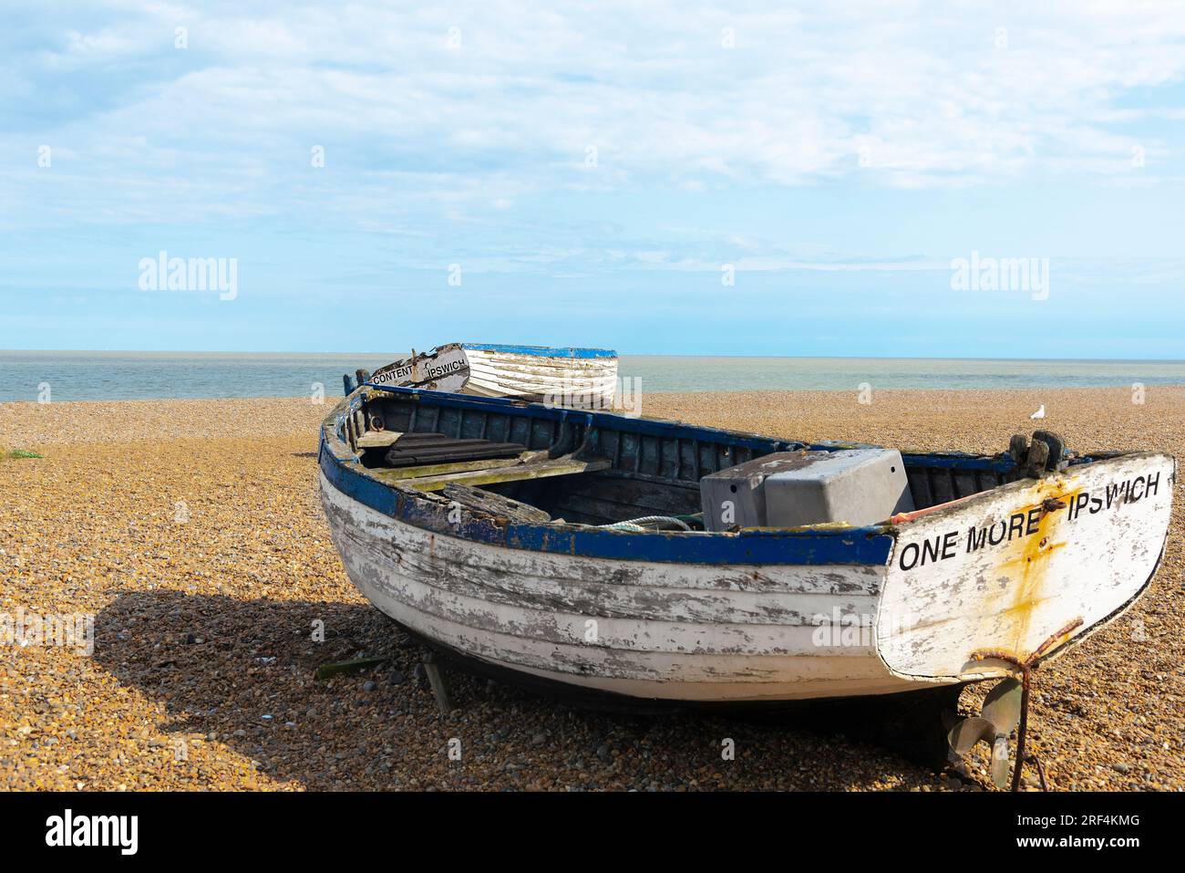 Les bateaux de pêche ont débarqué sur la plage de galets à Aldeburgh, Suffolk, Angleterre, Royaume-Uni Banque D'Images