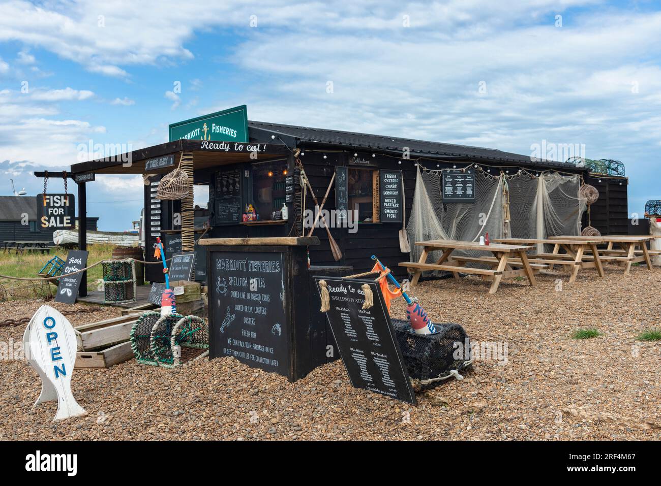 Les pêcheurs traditonaux ont abandonné maintenant vendant du poisson frais sur la plage de la station balnéaire d'Aldburgh sur la côte du Suffolk, en Angleterre, au Royaume-Uni Banque D'Images