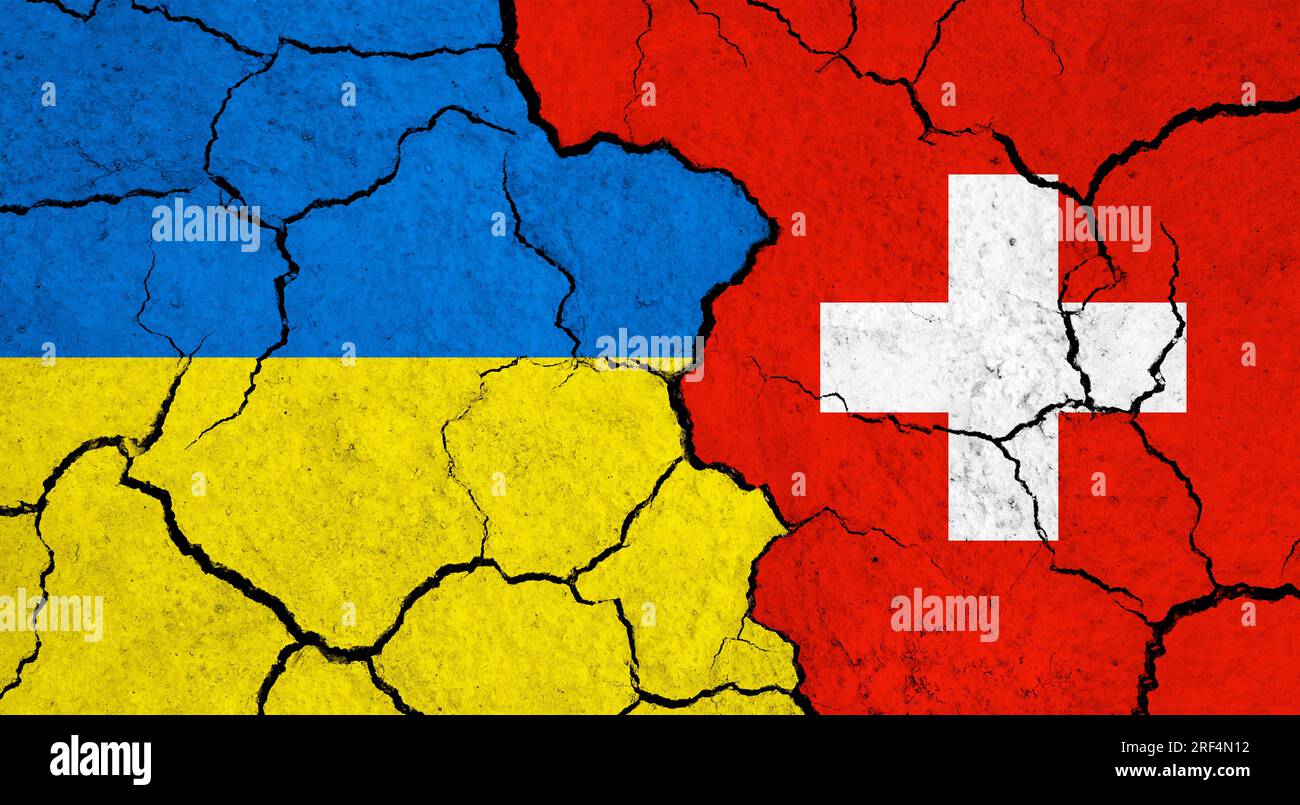 Drapeaux de l'Ukraine et de la Suisse sur la surface fissurée - politique, concept de relation Banque D'Images