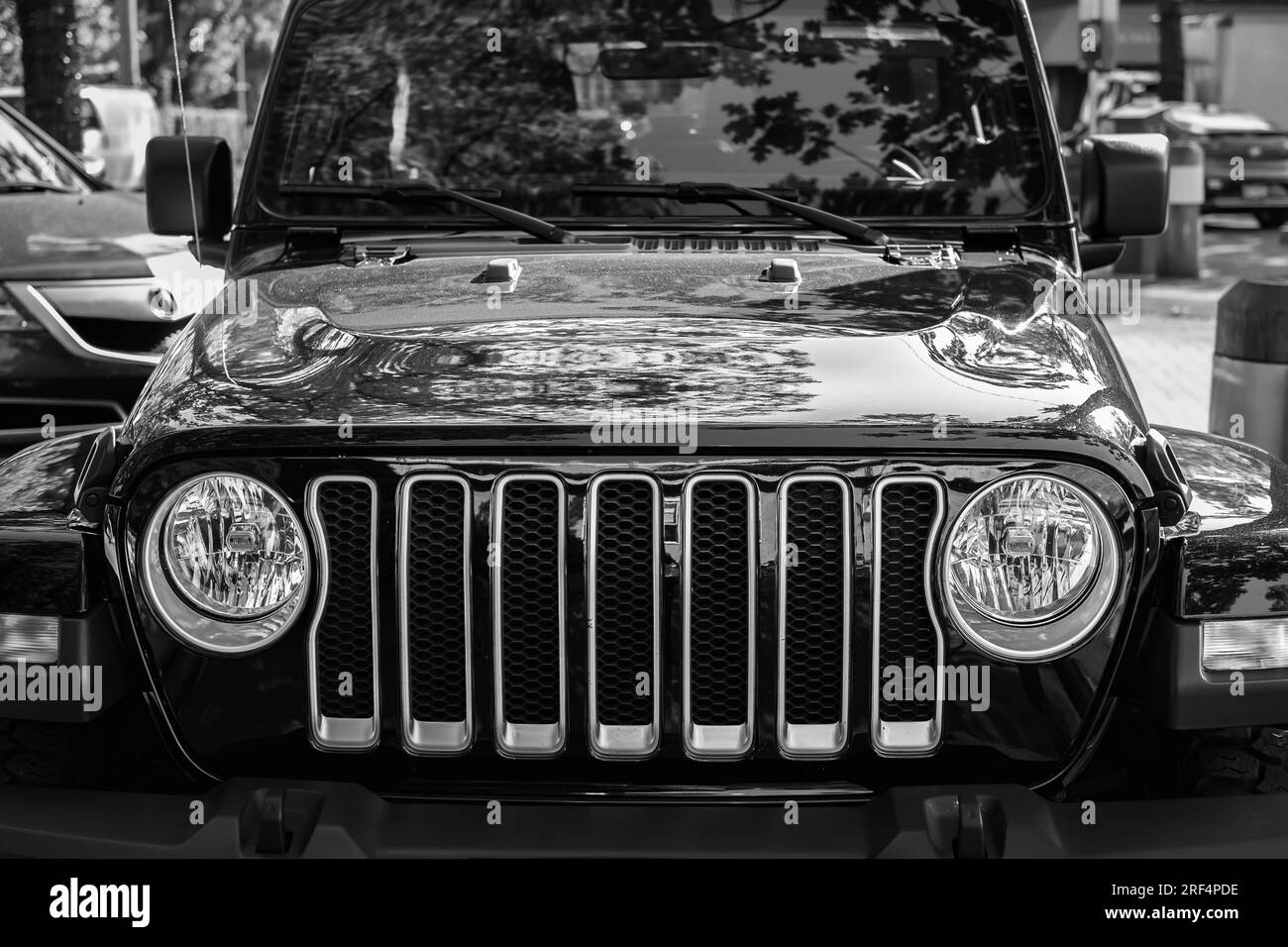 Vue de face de Jeep Wrangler noir garé dans la rue. Jeep Wrangler Sahara Noir dans une rue de la ville. Gros plan. Photo de rue, personne, sélectif Banque D'Images Vue de face de Jeep Wrangler noir garé dans la rue. Jeep Wrangler Sahara Noir dans une rue de la ville. Gros plan. Photo de rue, personne, sélectif Banque D'Images