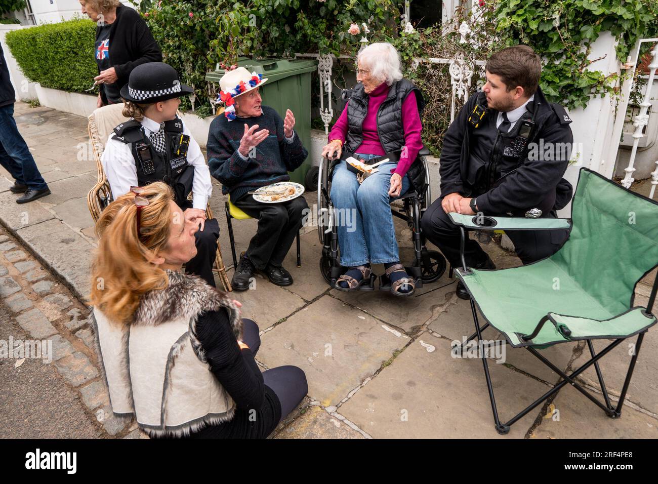 Oak Village, Kentish Town London Street Party avec des policiers célébrant le Jubilé de platine du Queens le 8 juin 2022 Banque D'Images