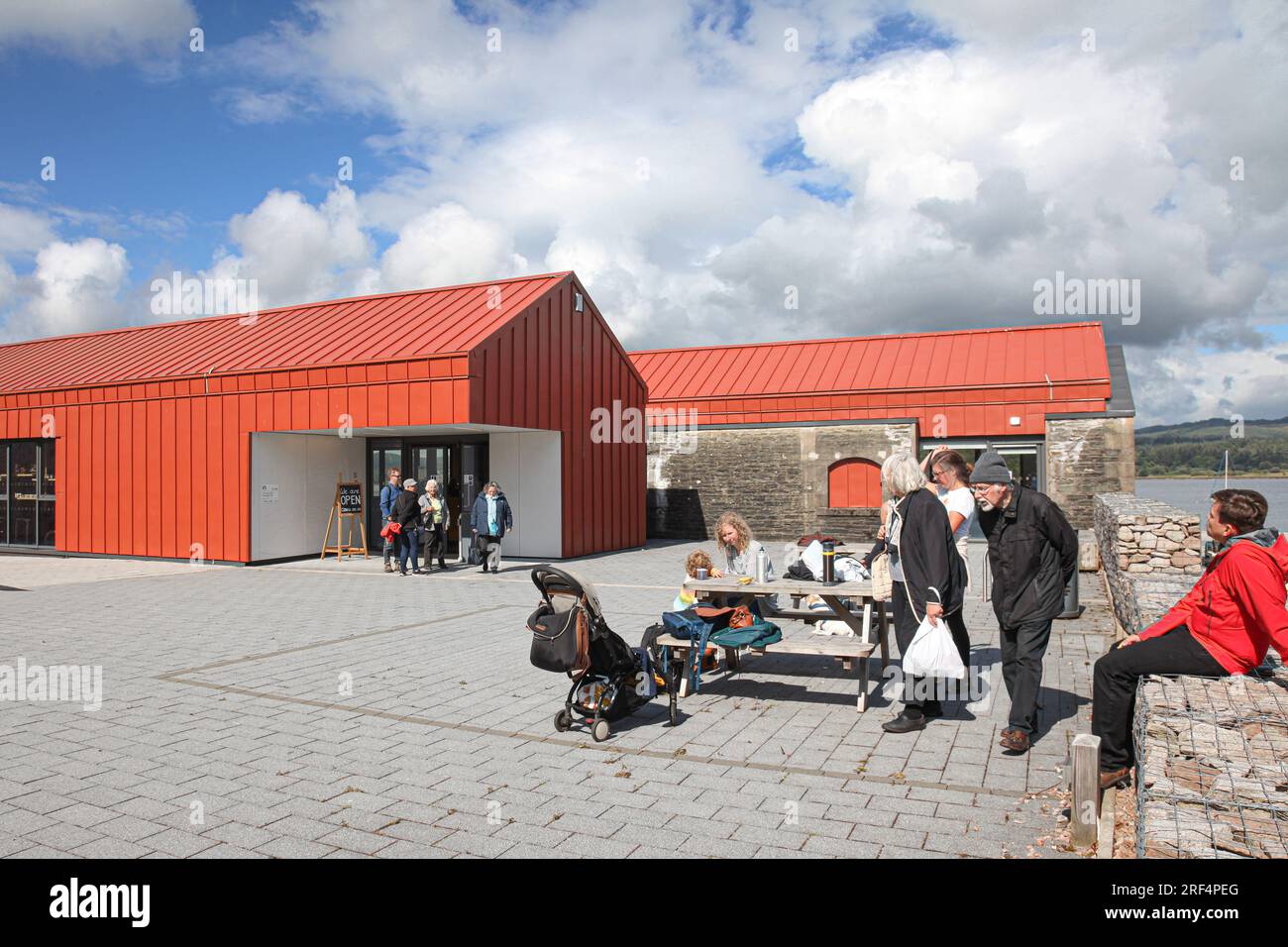 Des gens à l’extérieur du Egg Shed, un centre patrimonial et un centre communautaire, racontent l’histoire du canal Crinan. Ardrishaig, Argyll et Bute, Écosse. Banque D'Images