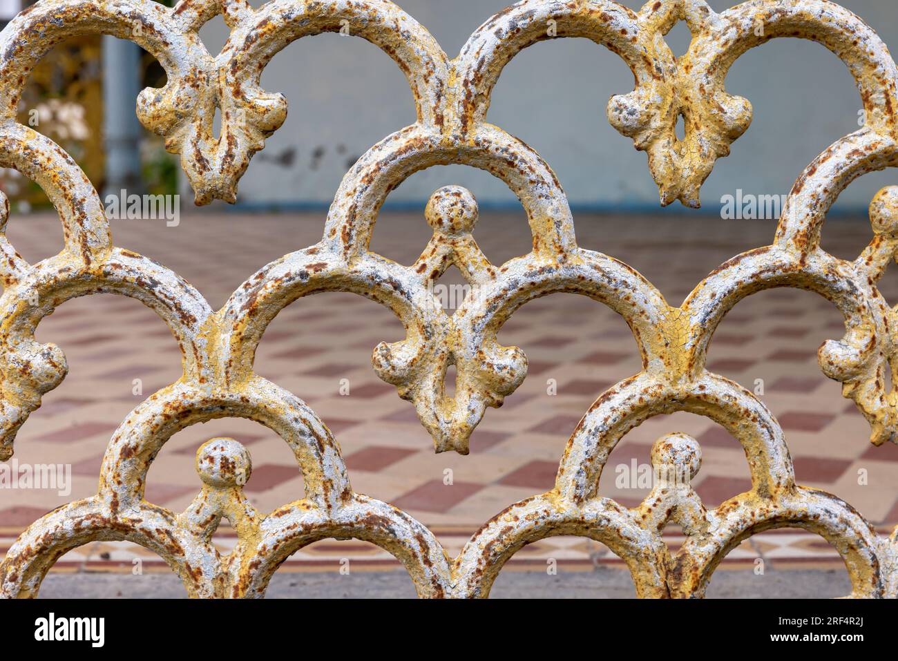Treillis de clôture forgé vintage Shabby, photo extérieure closeup avec mise au point sélective Banque D'Images