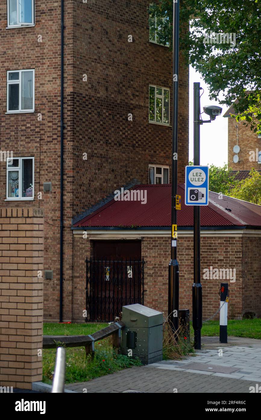 31 juillet 2023. Londres, Royaume-Uni. ULEZ caméras vandalisées à Chiswick, Londres. Prises de vue détaillées de deux caméras de l'ULEZ sabotées par des opposants à la politique ULEZ du maire de Londres Sadiq Khan, prévue pour commencer le 29 août pour lutter contre la pollution de l'air. Caméras situées dans Devonshire Road, près du bureau TESLA et du rond-point Hogarth et Church Street de l'autre côté du rond-point, près du centre commercial Chiswick Mall, avec un mini-survol évident. Crédit Peter Hogan/ALAMY Banque D'Images