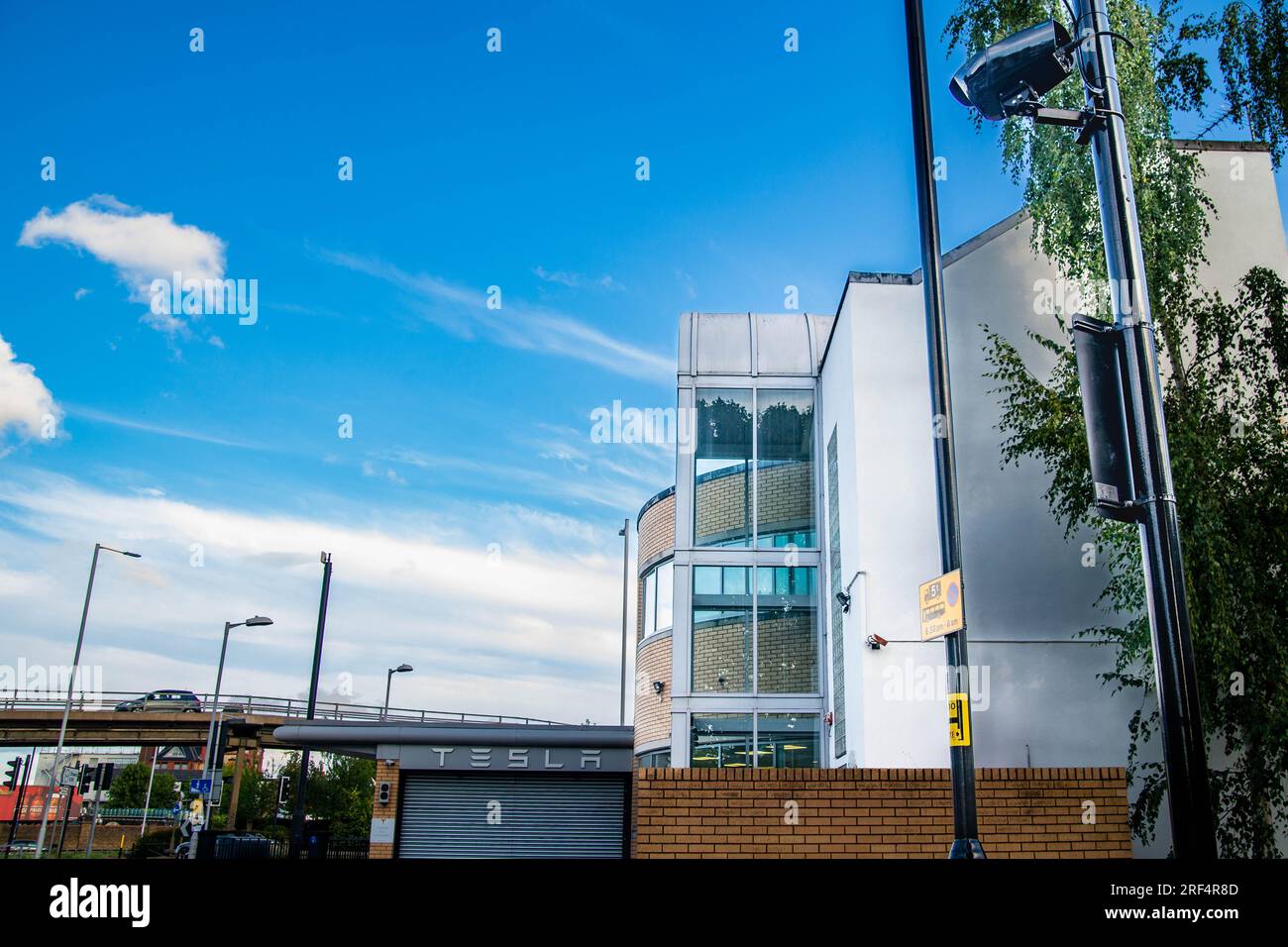 31 juillet 2023. Londres, Royaume-Uni. ULEZ caméras vandalisées à Chiswick, Londres. Prises de vue détaillées de deux caméras de l'ULEZ sabotées par des opposants à la politique ULEZ du maire de Londres Sadiq Khan, prévue pour commencer le 29 août pour lutter contre la pollution de l'air. Caméras situées dans Devonshire Road, près du bureau TESLA et du rond-point Hogarth et Church Street de l'autre côté du rond-point, près du centre commercial Chiswick Mall, avec un mini-survol évident. Crédit Peter Hogan/ALAMY Banque D'Images