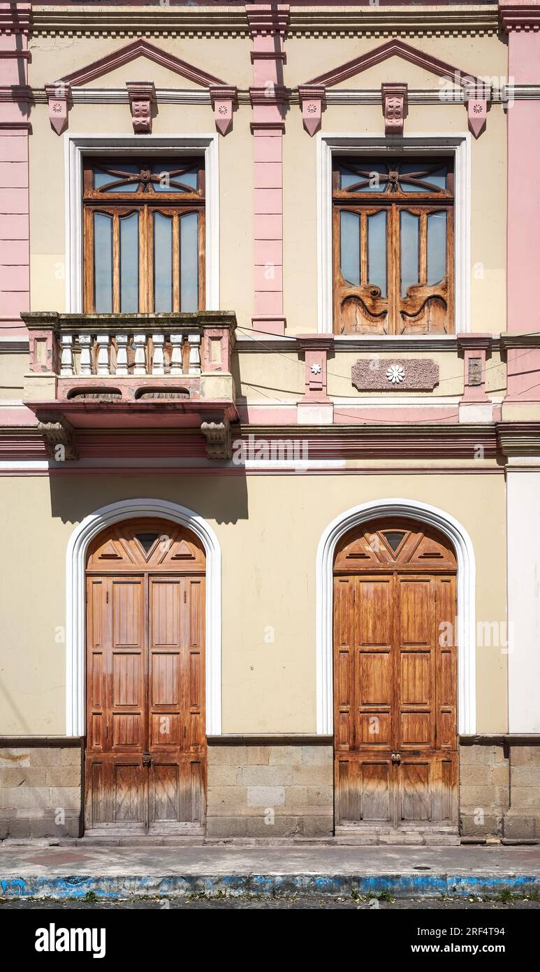 Vue sur la rue d'une façade de bâtiment ancien, arrière-plan architectural, Riobamba, Équateur. Banque D'Images