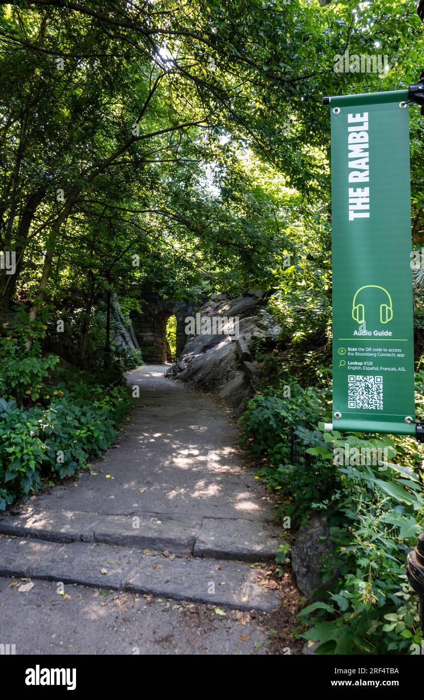 La randonnée a des sentiers qui mènent au pont Oak au lac au cœur de Central Park, 2023, New York City, États-Unis Banque D'Images