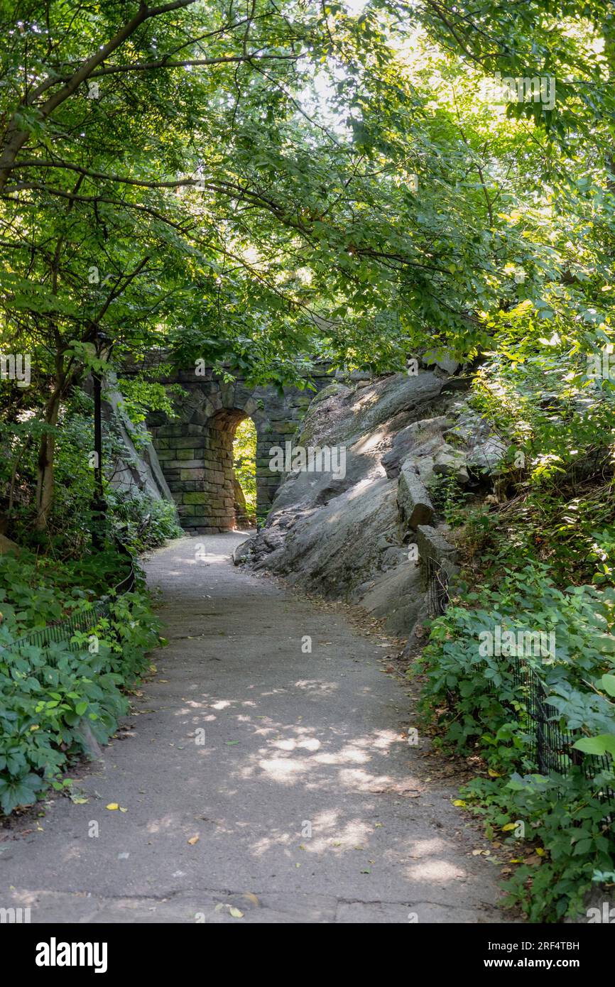 La randonnée a des sentiers qui mènent au pont Oak au lac au cœur de Central Park, 2023, New York City, États-Unis Banque D'Images