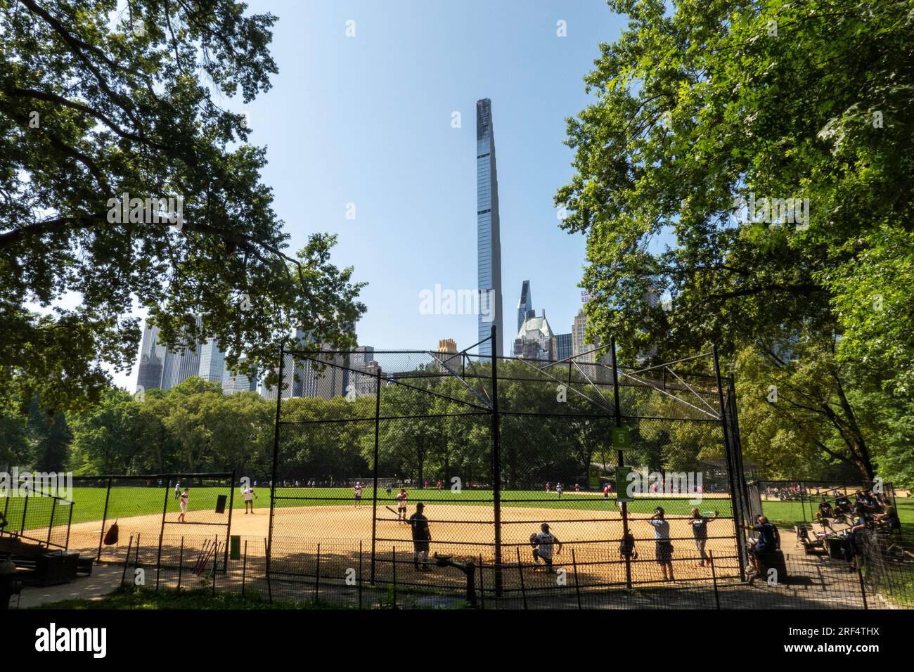 Super grands gratte-ciel, dominent les gratte-ciel de Midtown comme on le voit depuis Central Park un jour d'été, 2023, New York City, USA Banque D'Images