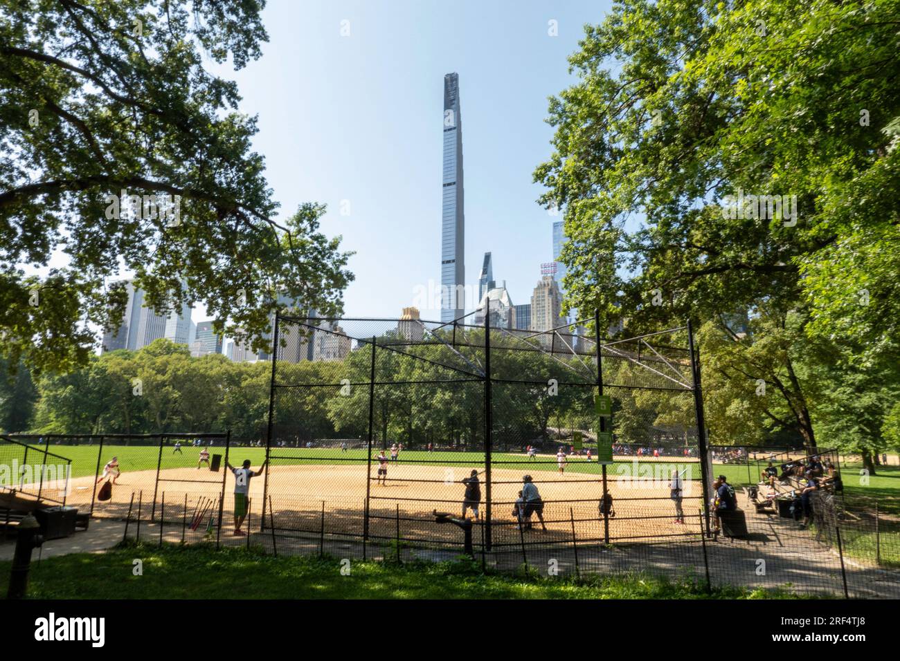Super grands gratte-ciel, dominent les gratte-ciel de Midtown comme on le voit depuis Central Park un jour d'été, 2023, New York City, USA Banque D'Images
