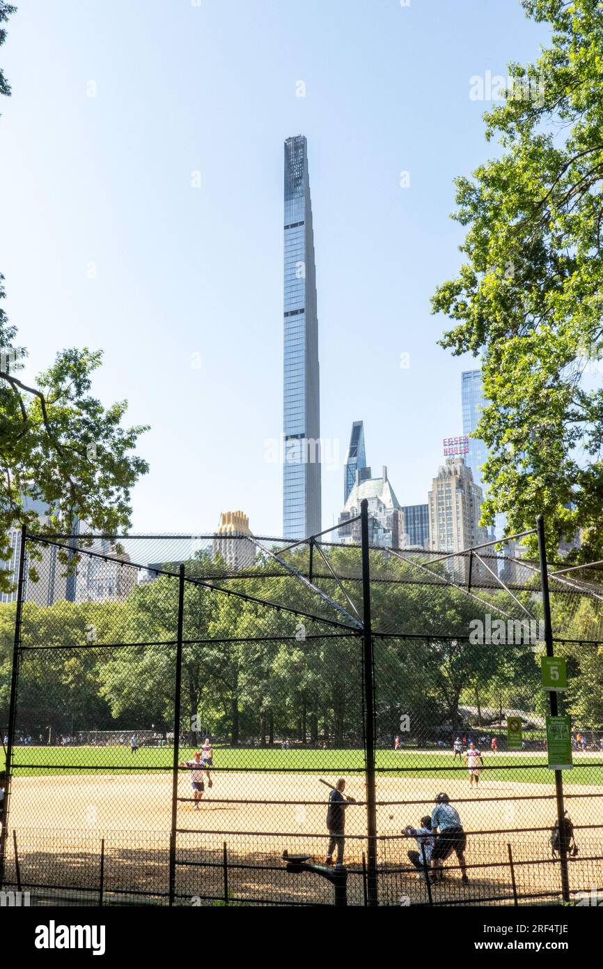 Super grands gratte-ciel, dominent les gratte-ciel de Midtown comme on le voit depuis Central Park un jour d'été, 2023, New York City, USA Banque D'Images