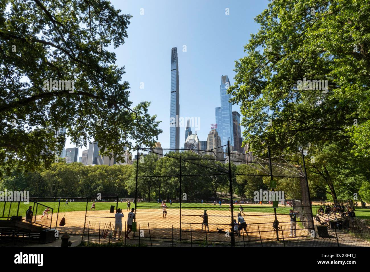 Super grands gratte-ciel, dominent les gratte-ciel de Midtown comme on le voit depuis Central Park un jour d'été, 2023, New York City, USA Banque D'Images