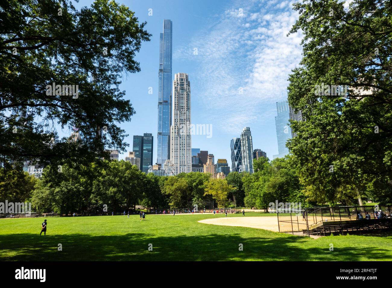 Super grands gratte-ciel, dominent les gratte-ciel de Midtown comme on le voit depuis Central Park un jour d'été, 2023, New York City, USA Banque D'Images