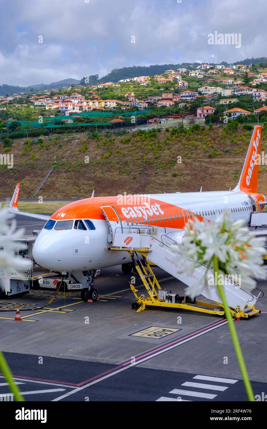 Voyage à l'aéroport, voyage aérien, Easyjet Airbus A320-251N prêt pour l'embarquement au tarmac, Aéroport de Madère, Portugal Banque D'Images