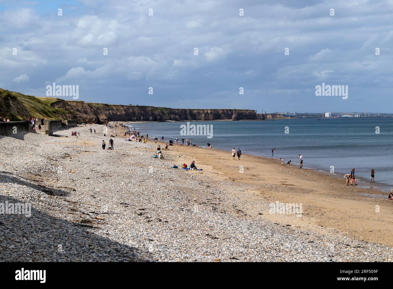 Les gens profitent d'une journée sur la plage de verre de Seaham, également connue sous le nom de plage de Seaham Hall, Seaham, comté de Durham, Royaume-Uni Banque D'Images