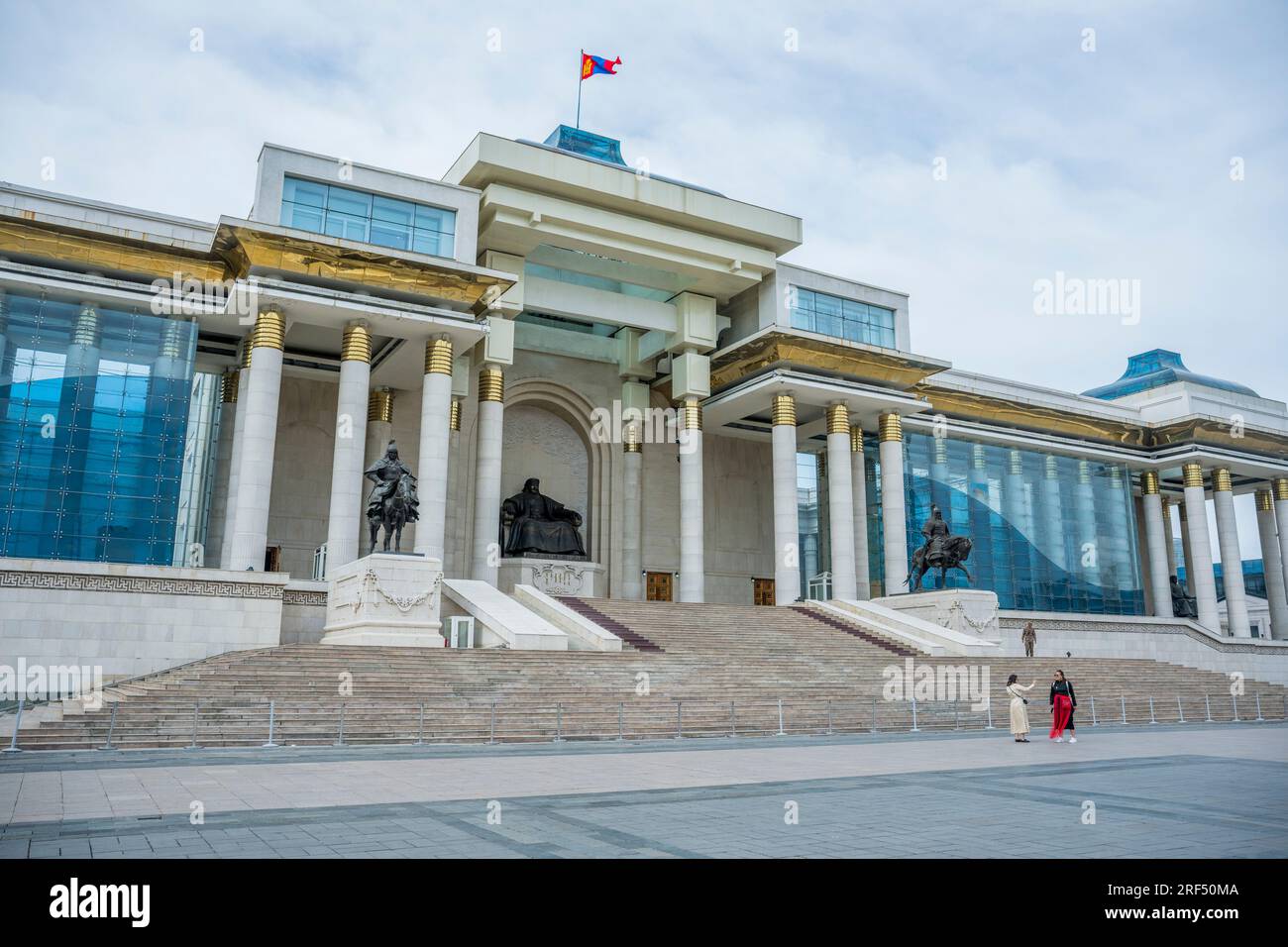 Le palais du gouvernement sur la place Sukhbaatar ou place Gengis Khan également appelé place Chingis Khan dans le centre-ville d'Oulan-Bator, en Mongolie. Banque D'Images