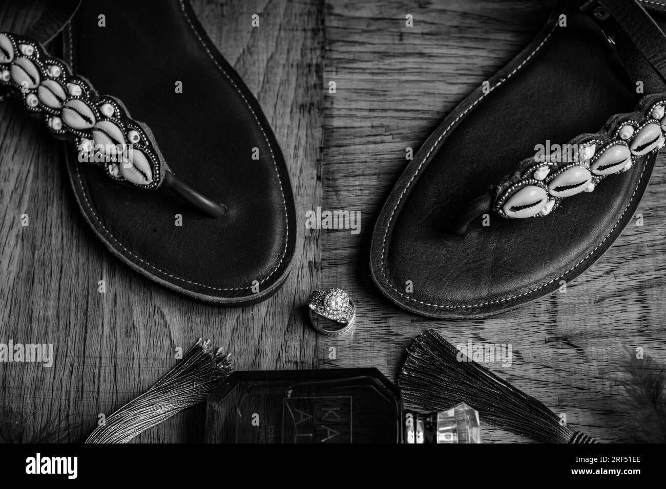 Couple de mariage beaux accessoires détails Sandales africaines Open Leather Shoes Banque D'Images