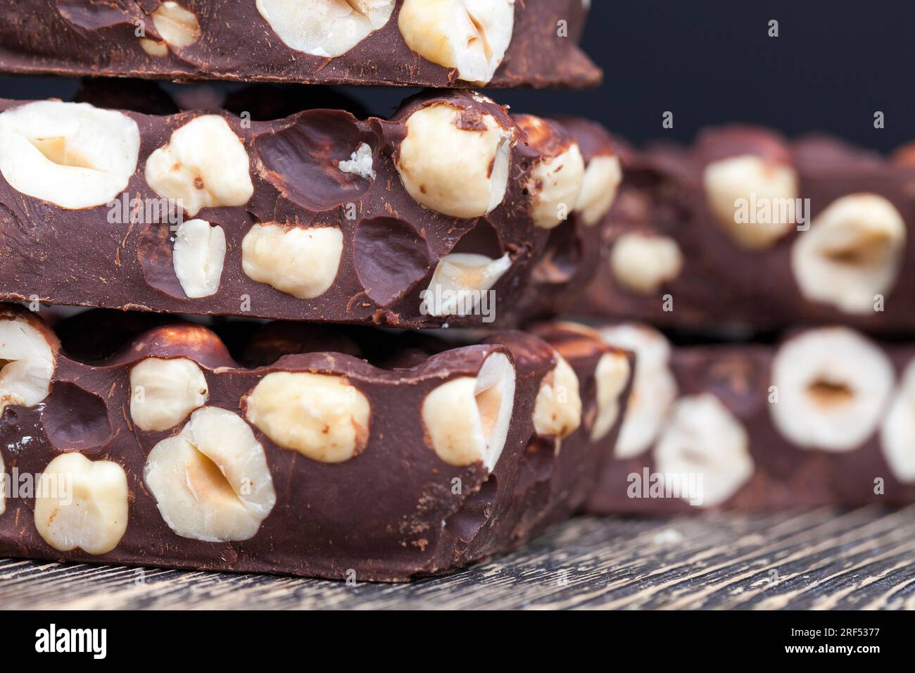 délicieux chocolat maison au lait avec beaucoup de noisettes, de noix et de produits de cacao naturels dans la production de chocolat avec des noisettes Banque D'Images