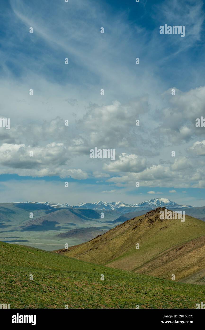Vue depuis un col de montagne du paysage sec et rocheux avec des montagnes enneigées de l'Altaï (montagnes de l'Altay) près d'Ulgii dans la province de Bayan-Ulgii dans We Banque D'Images