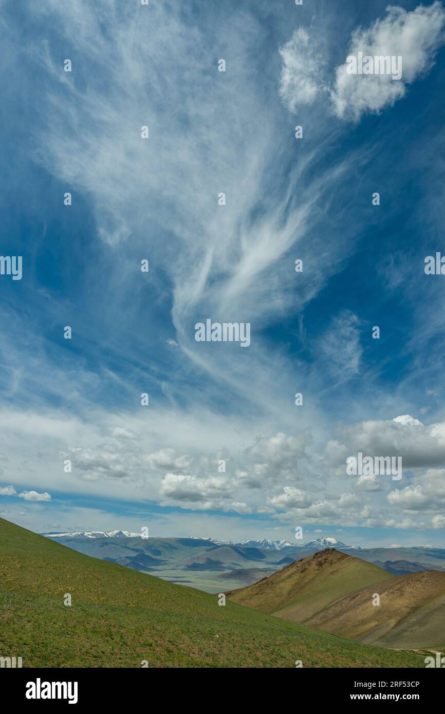Vue depuis un col de montagne du paysage sec et rocheux avec des montagnes enneigées de l'Altaï (montagnes de l'Altay) près d'Ulgii dans la province de Bayan-Ulgii dans We Banque D'Images