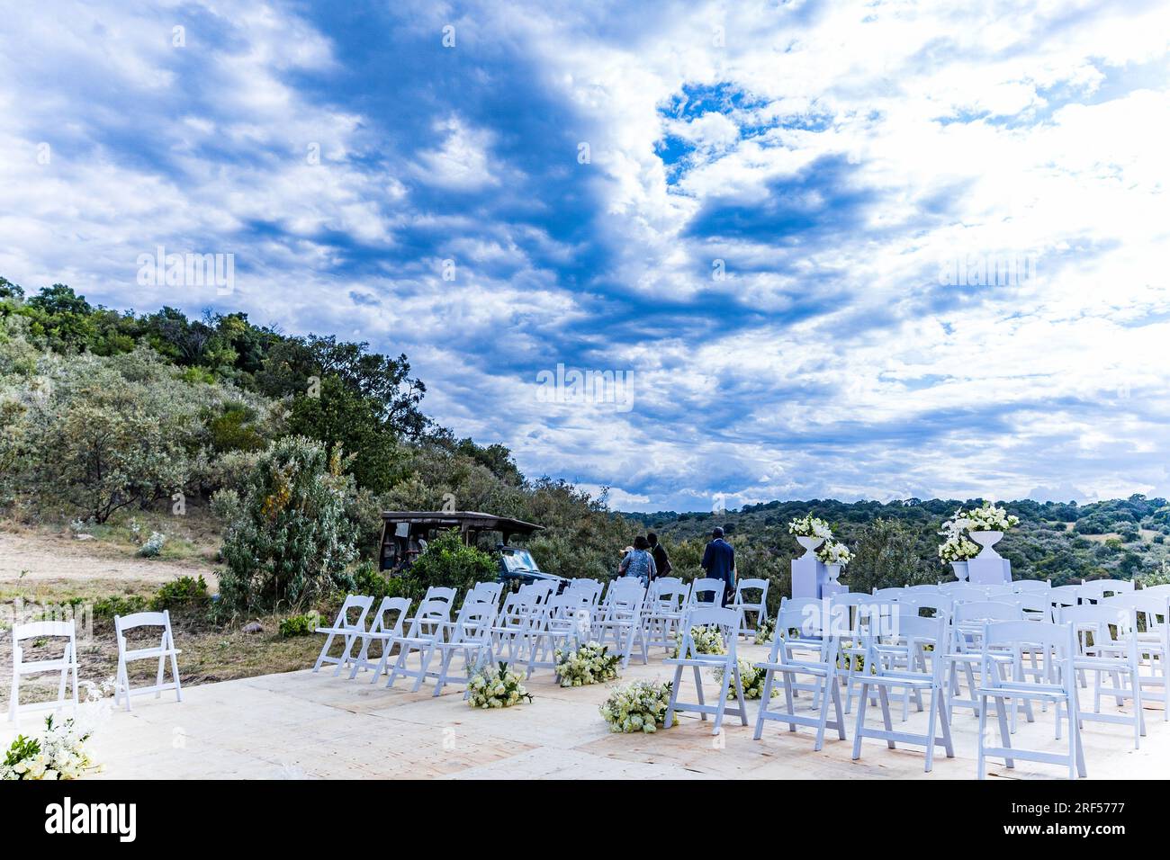 Mariages kenyans Bush Wild magnifique mariage en plein air mis en place la décoration sur place dans Angama Mara Maasai Mara National Game Reserve Park grea Banque D'Images