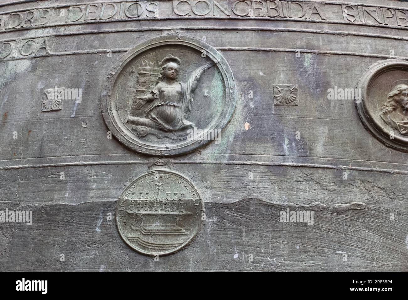 Cloche de Berenguela qui est tombée et fissurée sur l'affichage dans le cloître Santiago de Compostela Archicathédrale Basilique Santiago de Compostela Galice Espagne Banque D'Images