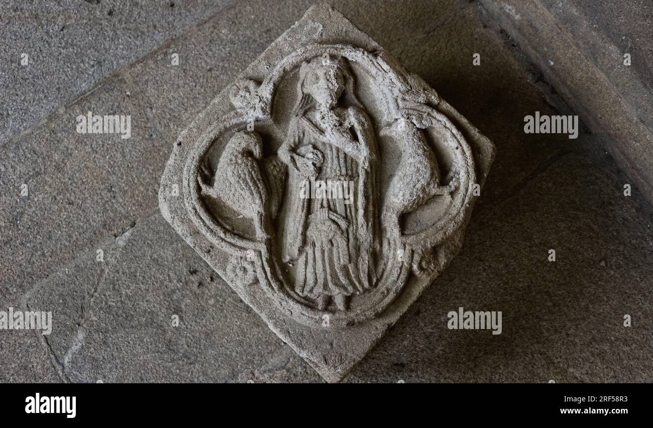 Plaque murale sculptée en pierre avec une figure religieuse et oiseaux Basilique Saint-Jacques-de-Compostelle Basilique Saint-Jacques-de-Compostelle Galice Espagne Banque D'Images